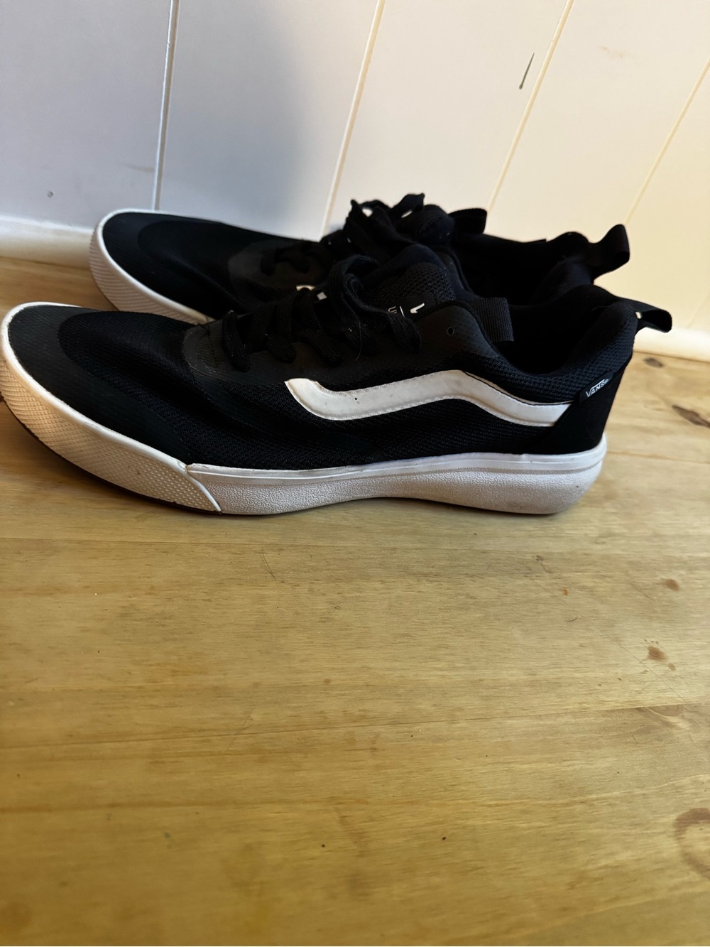 Men’s Ultrarange Vans Black and White